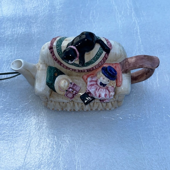 Vintage Cat and Doll Teapot by Cardinal Inc - Picture 2 of 5